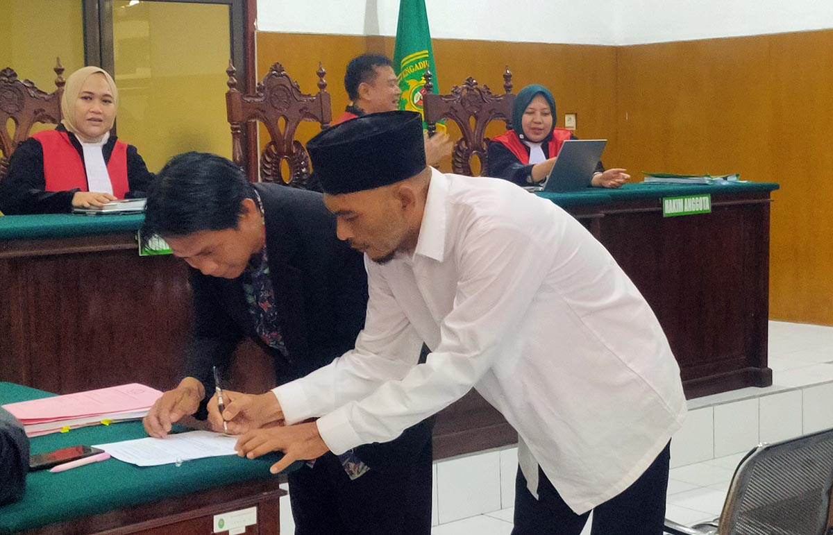 DIVONIS 8,5 TAHUN: Heri Darwanto menjalani persidangan di Pengadilan Negeri Lamongan terkait kasus peredaran sabu. (IST/RDR.LMG)