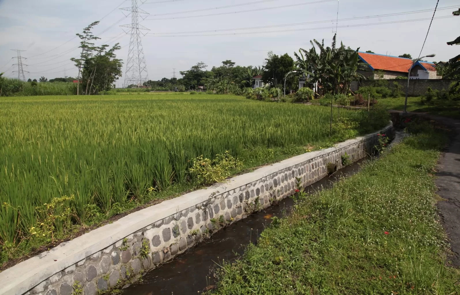 IRIGASI: Anggaran Dinas PU SDA Jatim Dipotong hingga Rp 200 Miliar. Namun, dipastikan proyek pembangunan tetap jalan.(DOK/RADAR SURABAYA)