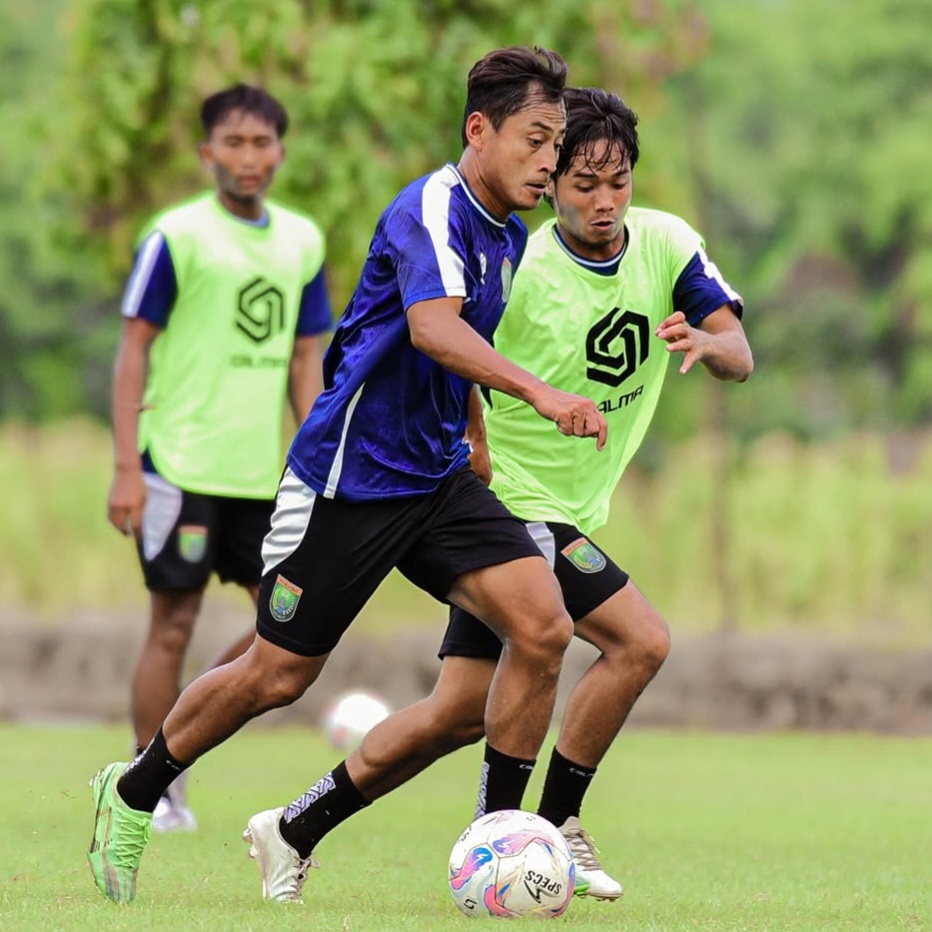 Samsul Arif tampak fokus saat latihan bersama Persibo Bojonegoro jelang bergulirnya Liga Nusantara 2025&ndash;2026.
