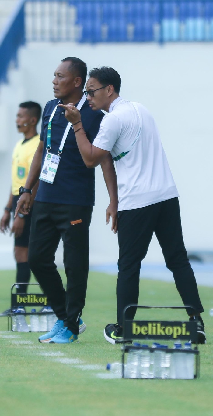 BAKAL KEMBALI KE POSISI ASISTEN?: Ragil Sudirman menjadi karteker pelatih Persela di beberapa laga. Persela segera mengumumkan pelatih kepala pengganti Aji Santoso yang kontraknya diputus.
