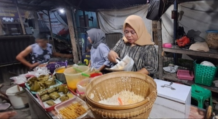 MAKANAN TRADISIONAL: Nasi jagung yang dijual di warung Mbak Wiwik. Warung ini juga menyajikan jajanan jadul seperti serabi, serawut, dan lemet. (Gamal A/Radar Lamongan)