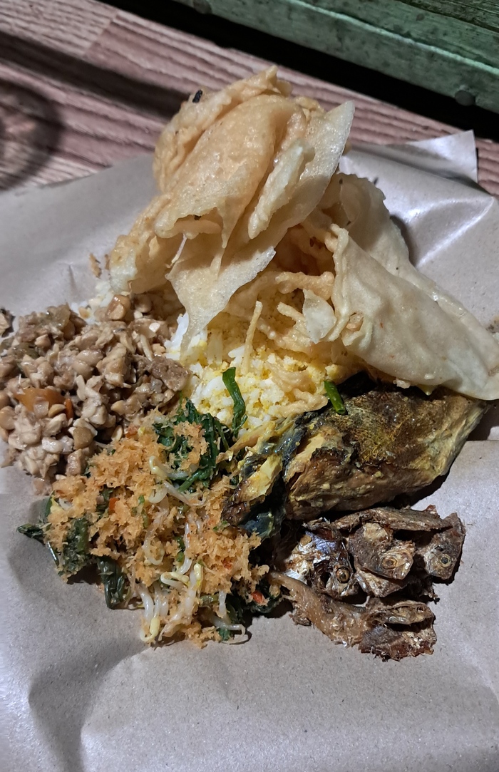 MENU UTAMA: Tampilan menu jagung lengkap dengan urap - urap dan ikan asin. (Gamal A/Radar Lamongan)