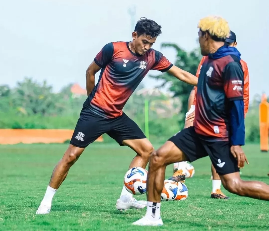 FOKUS: Pemain Deltras Sidoarjo, Martinus Novianto latihan serius jelang menghadapi Persela Lamongan. (Foto Deltras Sidoarjo)