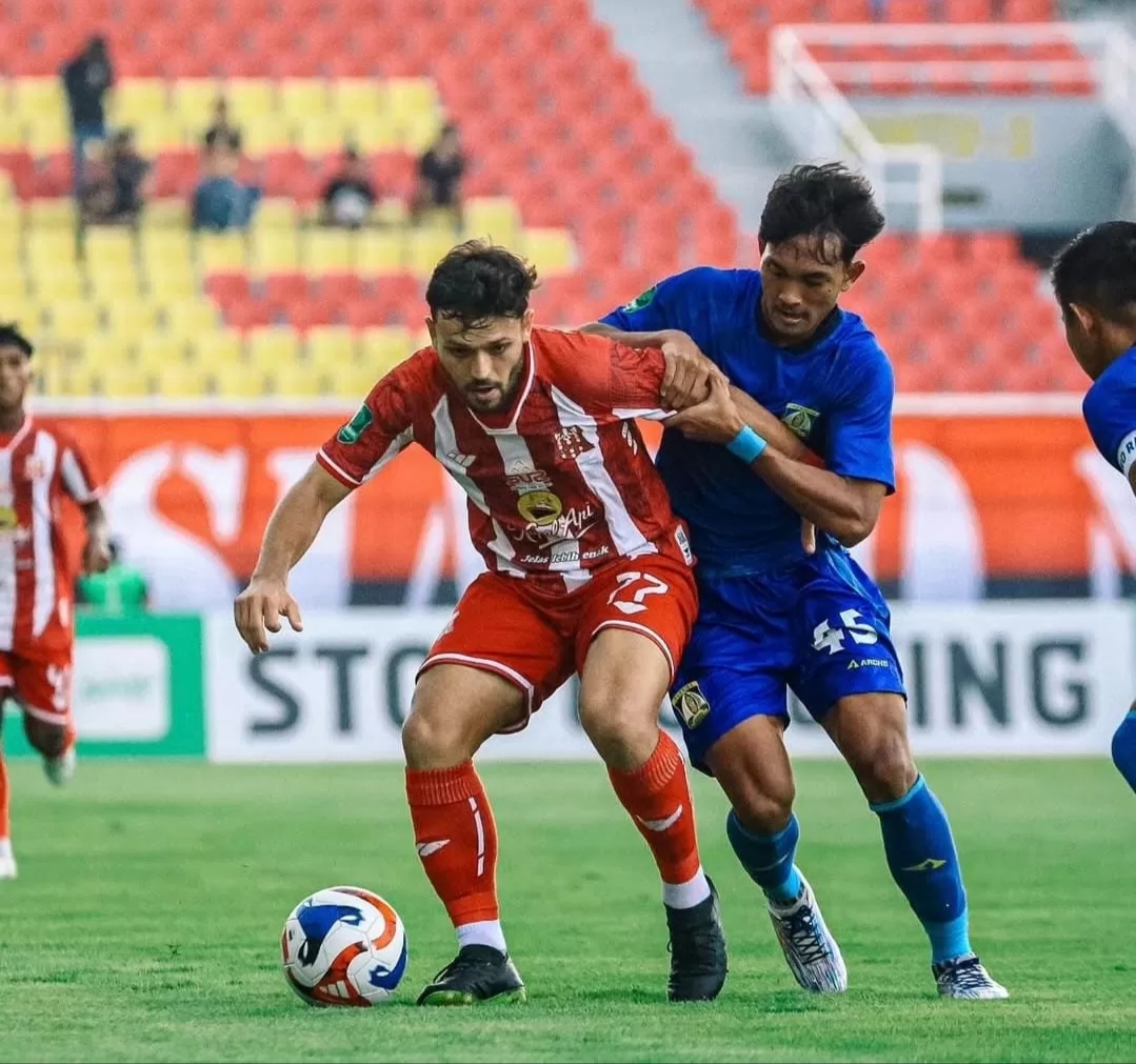 ANDALAN: Pemain asing Deltras Sidoarjo, Rian Lopes (kiri) saat berduel dengan pemain Persiba Balikpapan. (Dok Deltras Sidoarjo)
