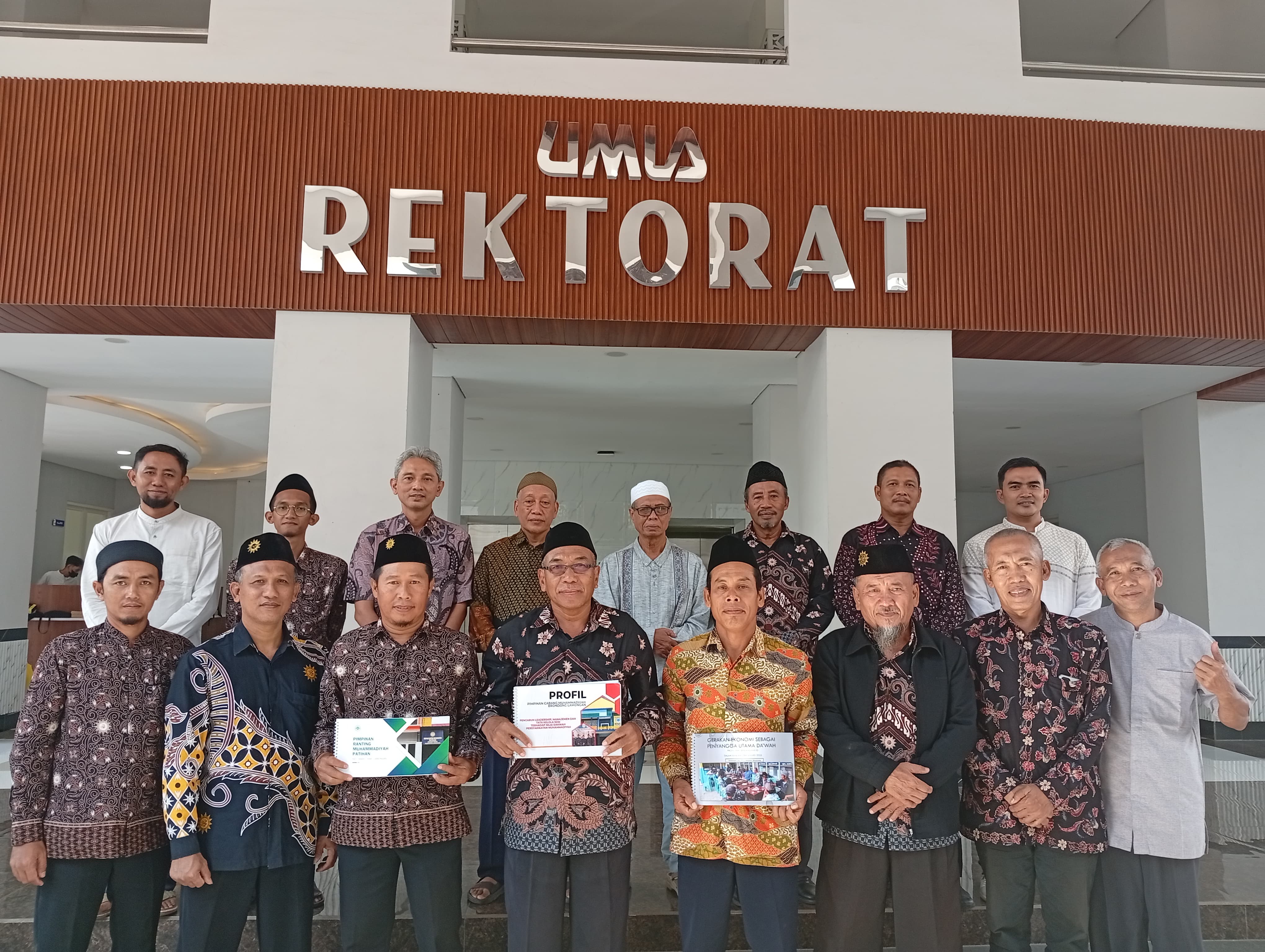 Para finalis CRM Award 2025 asal Lamongan berpose di depan Gedung Rektorat UMLA usai mendapatkan pembinaan dan dukungan moral dari pimpinan kampus sebelum bertolak ke Banjarmasin, Jumat (8/11)