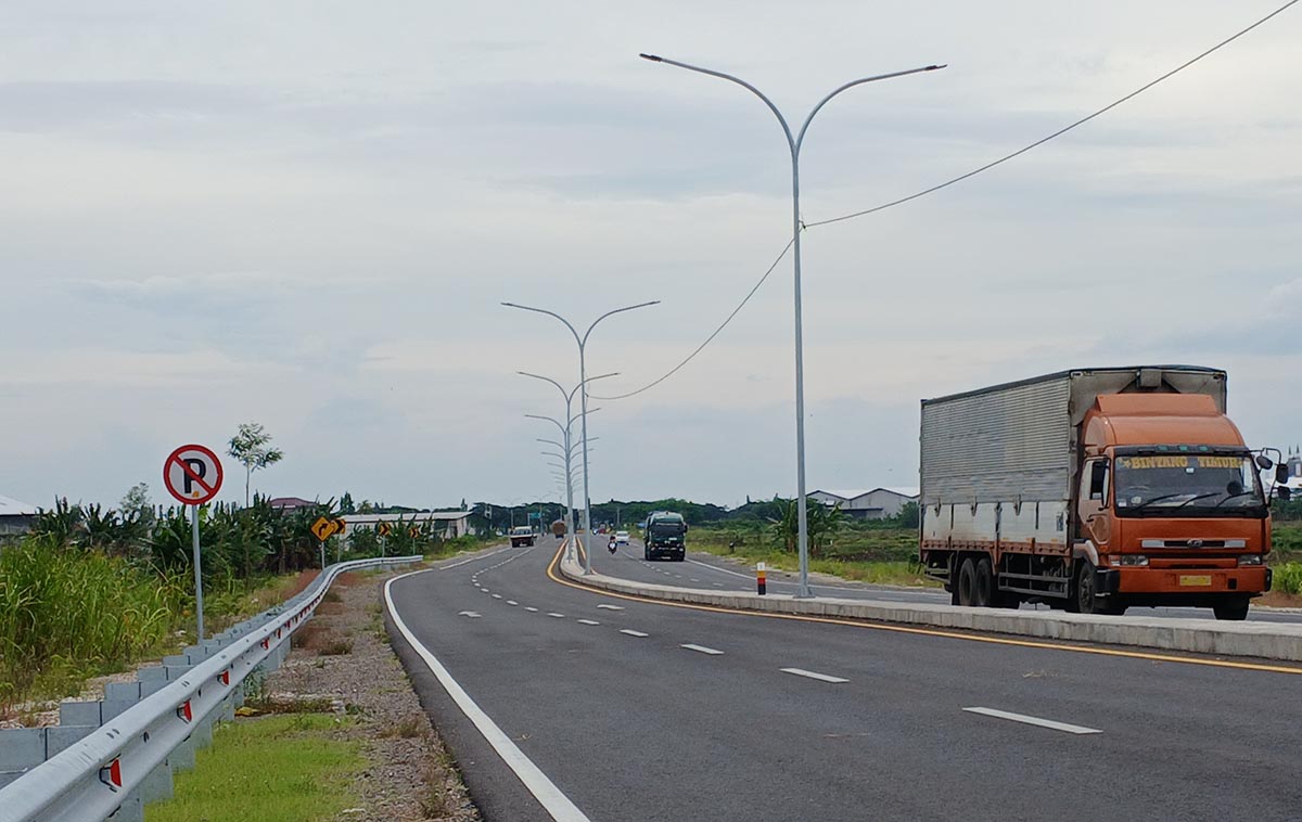 KURANG TERANG SAAT MALAM: Rambu yang terpasang di JLU. Catatan di uji coba pekan pertama, diperlukan tambahan PJU. (ANJAR DWI PRADIPTA/RDR.LMG)