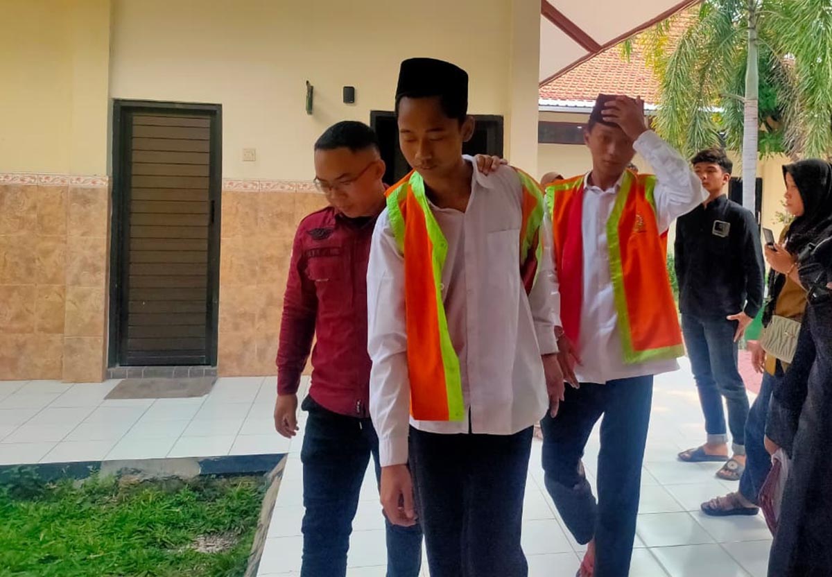 DIVONIS BERBEDA: Rahmat Wahyudi dan Diaz Putra Pratama menjalani persidangan di Pengadilan Negeri Lamongan karena pembacokan yang berujung kematian. (IST/RDR.LMG)