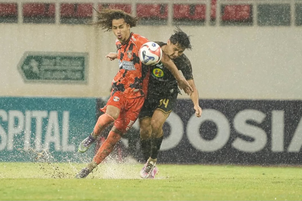 Pertandingan Kendal Tornado FC vs Barito Putera di Stadion Jatidiri Semarang, Rabu (12/11) berlangsung ketat dibawah guyuran air hujan.