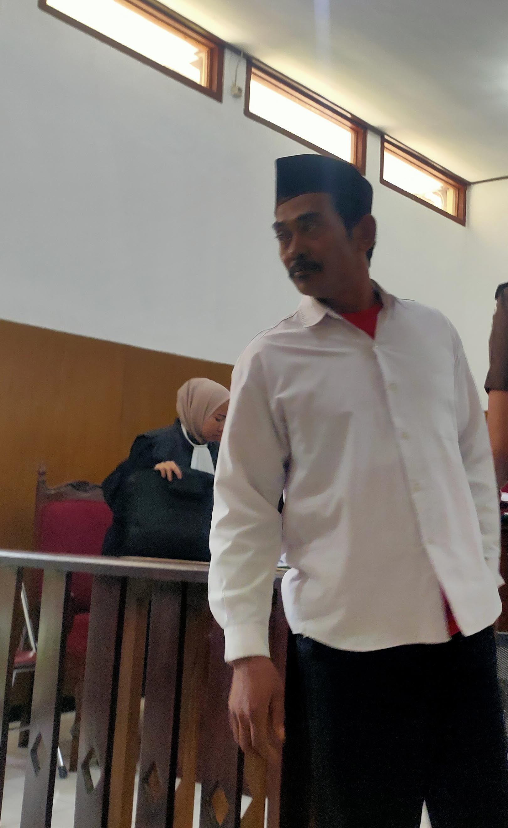DIVONIS SEMBILAN BULAN: Musa, terdakwa kasus penganiayaan, menjalani sidang putusan di Pengadilan Negeri Lamongan. (IST/RDR.LMG)