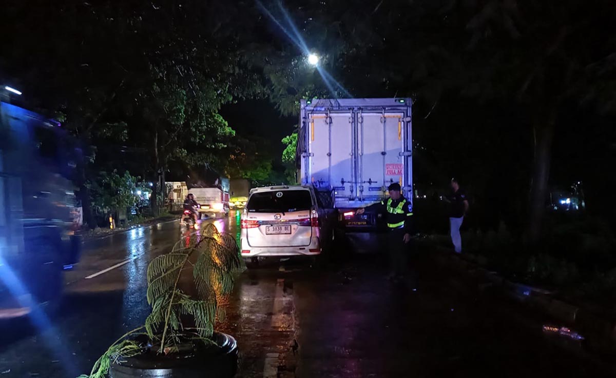 RUSAK: Mobil yang menabrak bagian belakang truk parkir di bundaran Desa/Kecamatan Pucuk. (IST/RDR.LMG)