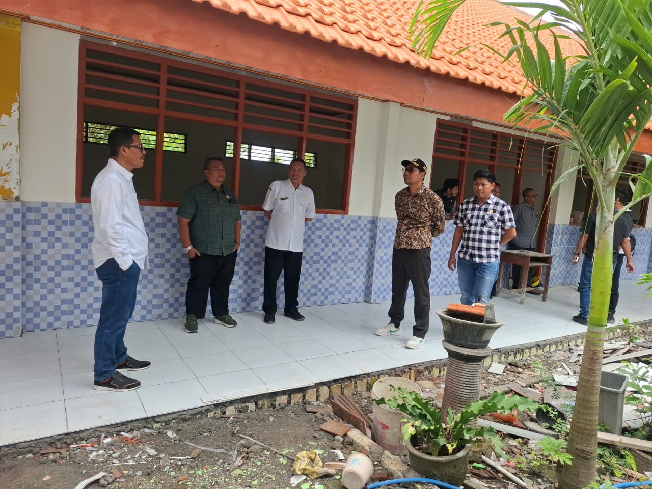 DPRD Lamongan saat melakukan sidak rehab SD di Kecamatan Tikung dari anggaran DAK pusat.