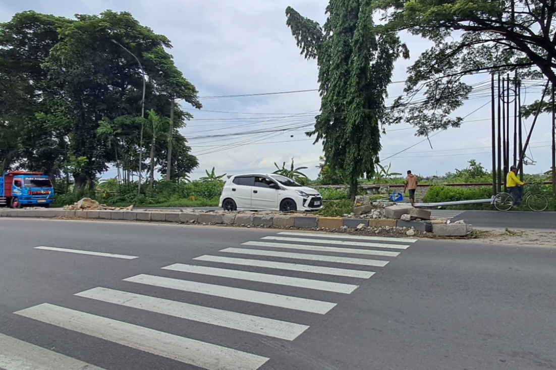 Kondisi tiang traffic light yang tergeletak di sisi selatan jalan nasional usai ditabrak truk.&nbsp;