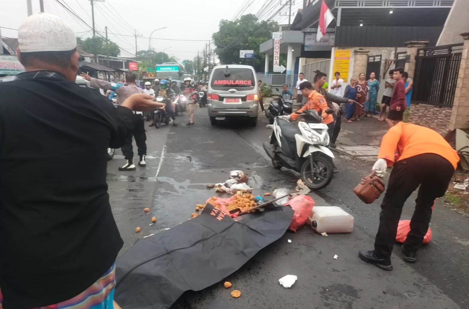 DIAMANKAN: Sopir truk yang tabrak lari penjual di Jalan Jeruk, Surabaya ternyata warga Driyorejo Gresik. Ia mengaku takut dihajar massa.(IST/RADAR SURABAYA)