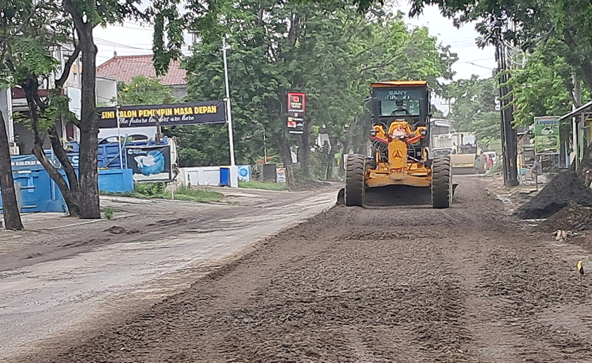 MULAI PEMADATAN: Pengerjaan perbaikan Jalan Soekarno Hatta Lamongan yang ditargetkan selesai akhir tahun ini. (GAMAL A/RDR.LMG)