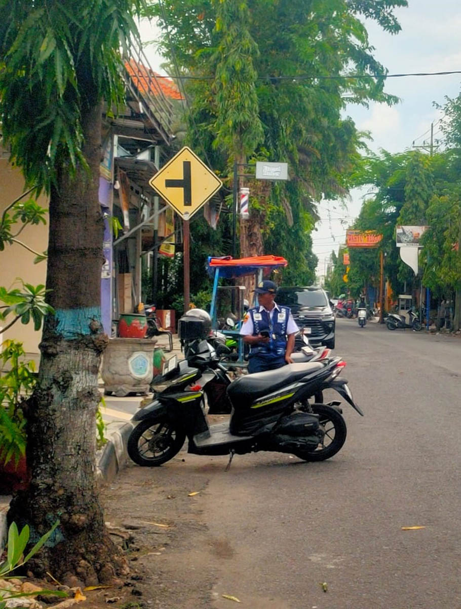 KEJAR TARGET: Petugas parkir di pinggir jalan. Realisasi parkir harian baru 77 persen. (RIKA RATMAWATI/RDR.LMG)