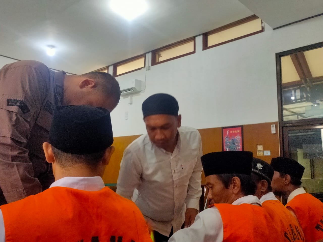 Terdakwa penggelapan mobil Selamat Riyadi saat menjalani sidang di PN Lamongan.