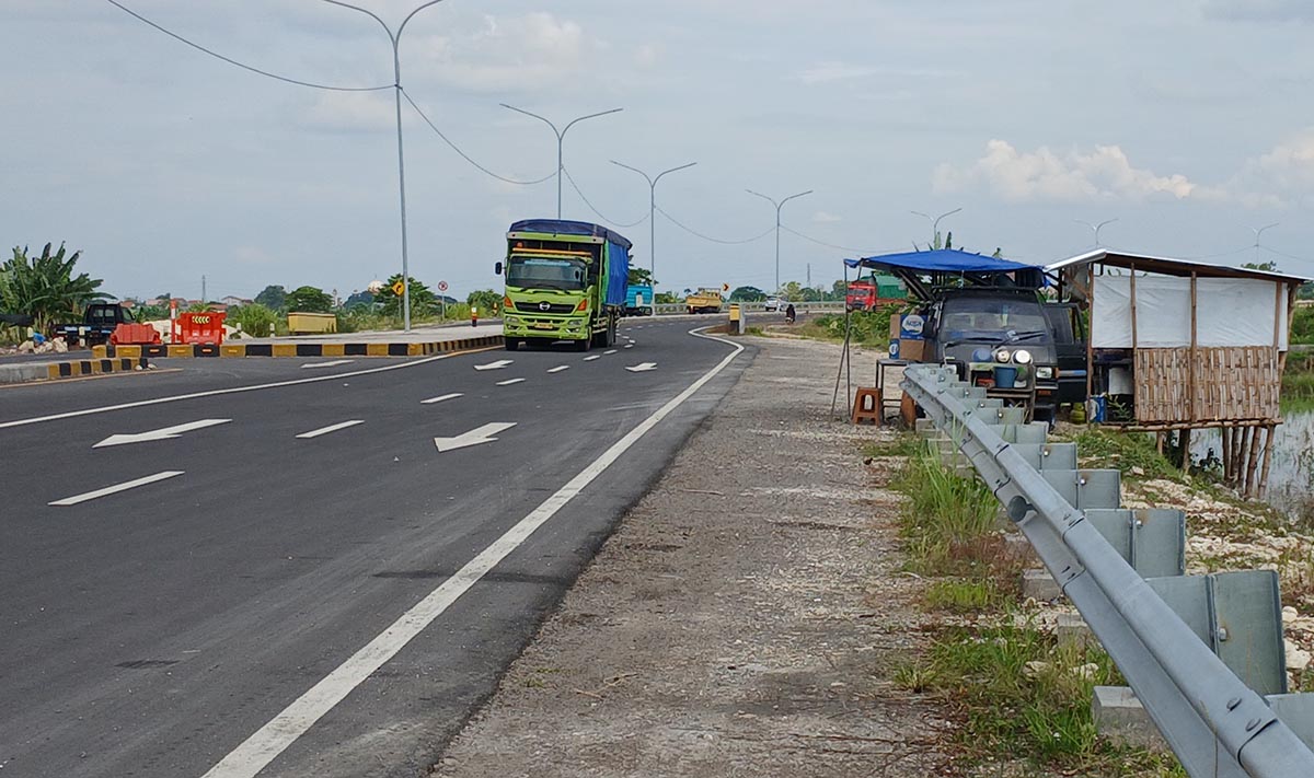 CARI PELUANG: Warung yang didirikan dengan menggunakan bahan bambu di pinggir jalan lingkar utara. (ANJAR DWI PRADIPTA/RDR.LMG)