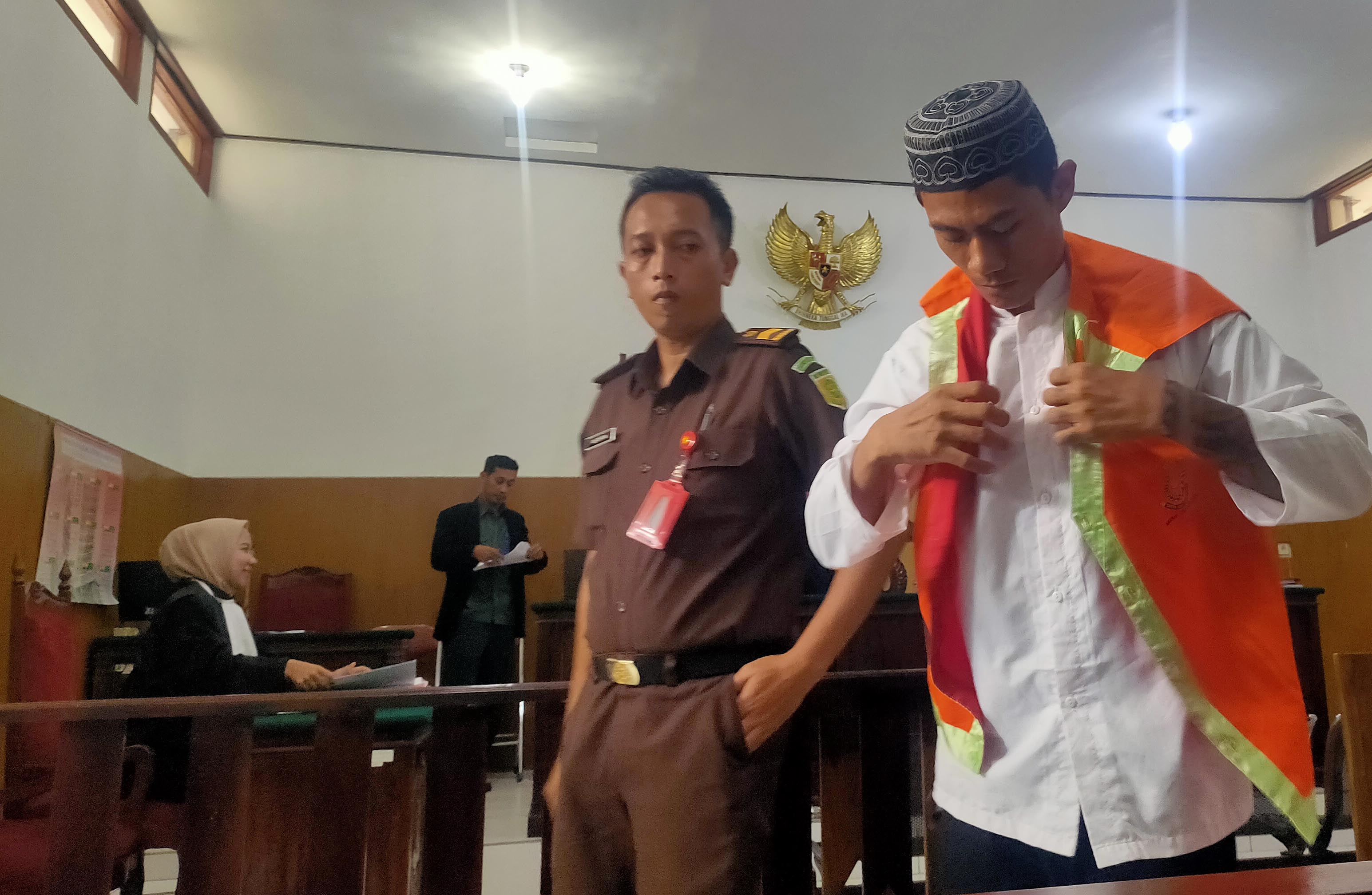 DITUNTUT LIMA TAHUN: Yulian Mahendra menjalani sidang kasus kepemilikan sabu &ndash; sabu di Pengadilan Negeri Lamongan. (IST/RDR.LMG)