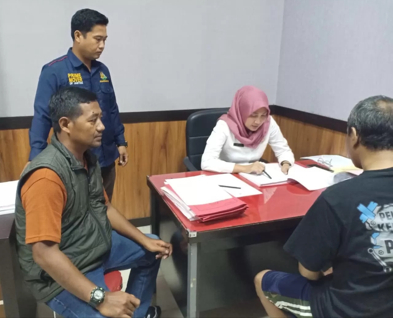 PELIMPAHAN: Tersangka, T (kanan), sedang dilakukan pendataan di Kejari Sidoarjo.