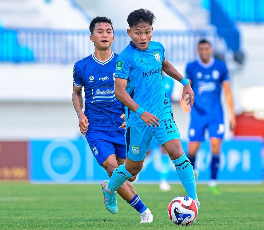 DIWARNAI KARTU MERAH: laga antara Persela dan PSIS di Stadion Surajaya Lamongan.