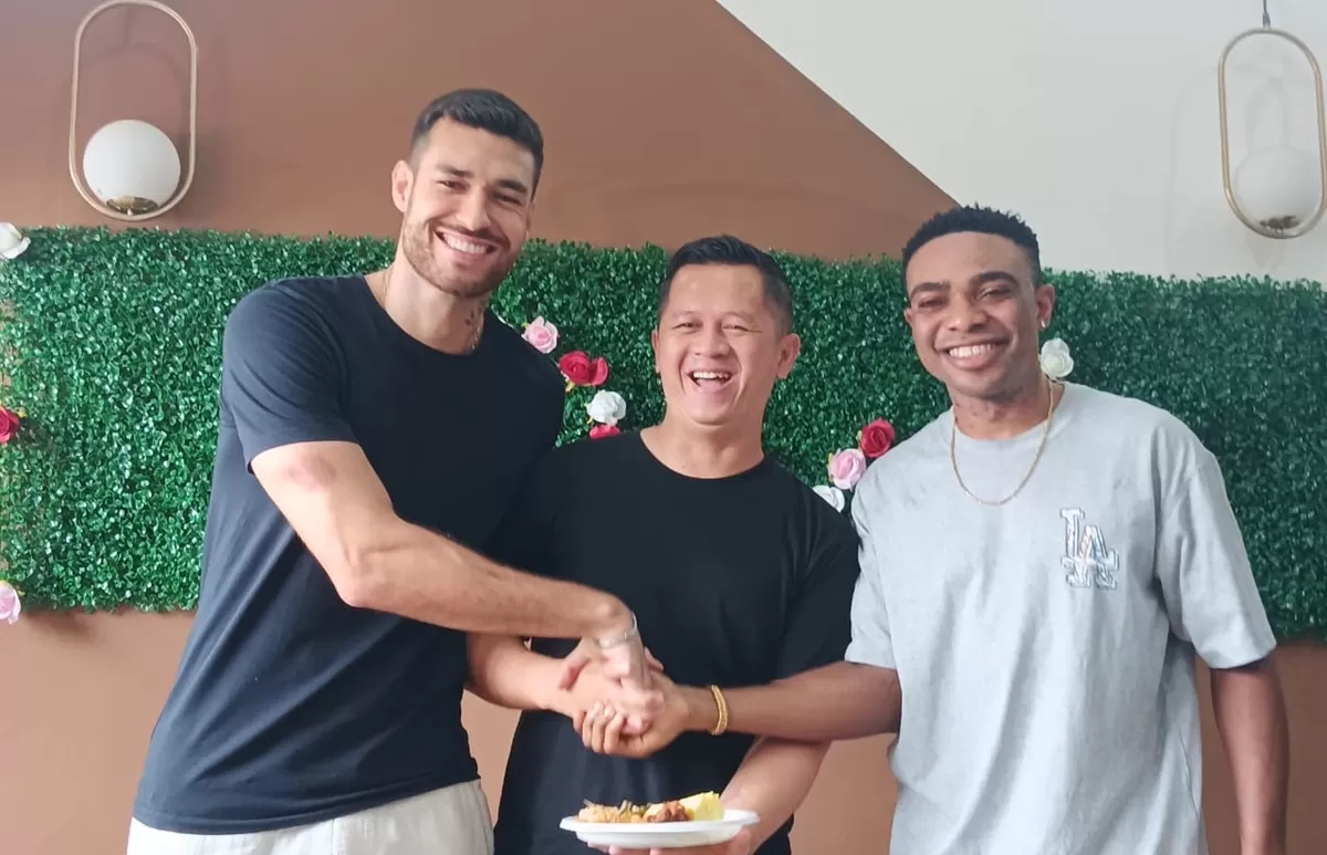 Osas Saha membuka bisnis bersama eks beks Rans Nusantara Willian Correia. (Rizky Ahmad Fauzi/JawaPos.com)