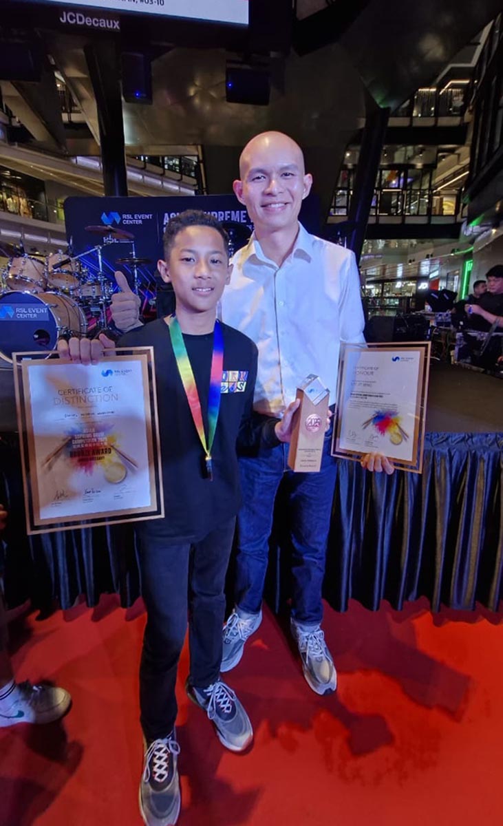 RAIH PRESTASI DI NEGERI ORANG: Samuel Abisatya Wirandanu menunjukkan penghargaan yang diraihnya di ajang Asian Supreme Drum Competition 2025 tingkat Asia Tenggara dan Tiongkok. (IST/RDR.LMG)