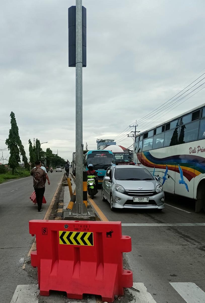BIAR TRAFFIC LIGHT TIDAK TERTABRAK LAGI: Water barrier yang dipasang di pertigaan ke arah jalan lingkar utara. (GAMAL A/RDR.LMG)