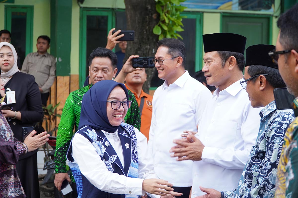 BERSINERGI: Wamen Koperasi diterima Bupati Yes saat berkunjung ke ponpes di Kecamatan Karanggeneng. (HUMAS KOMINFO/RDR.LMG)
