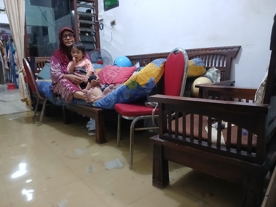 Luapan air masuk ke dalam rumah salah satu warga Kelurahan Sukomulyo.