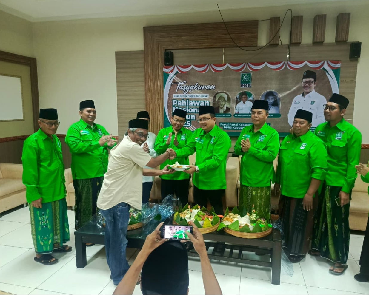 Acara tasyakuran penganugerahan tiga Pahlawan Nasional berlangsung khidmad.