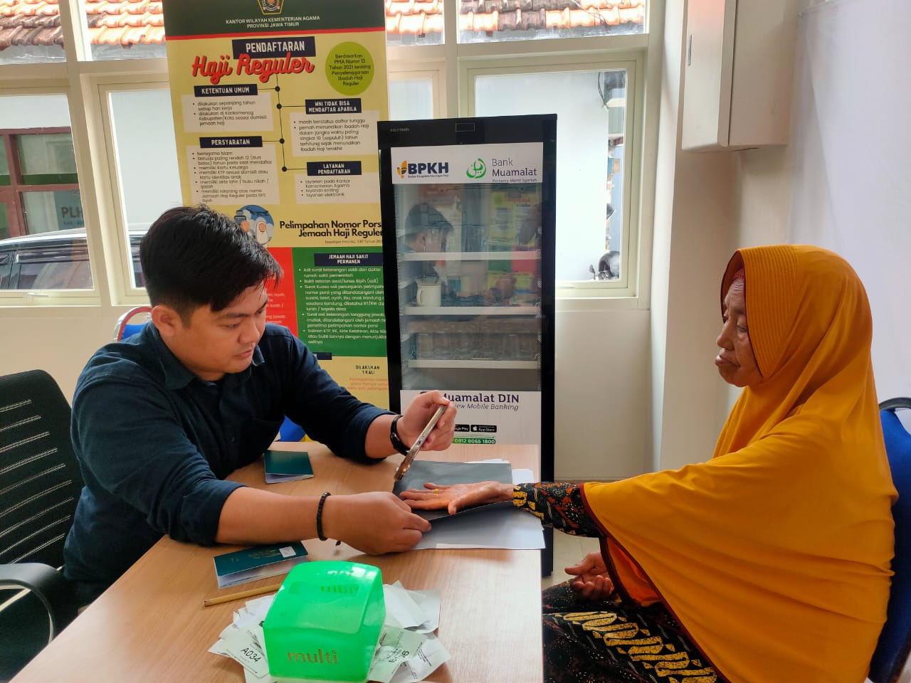 Sejumlah CJH melakukan biometerik biovisa di Kantor PLHUT Kemenag Lamongan.