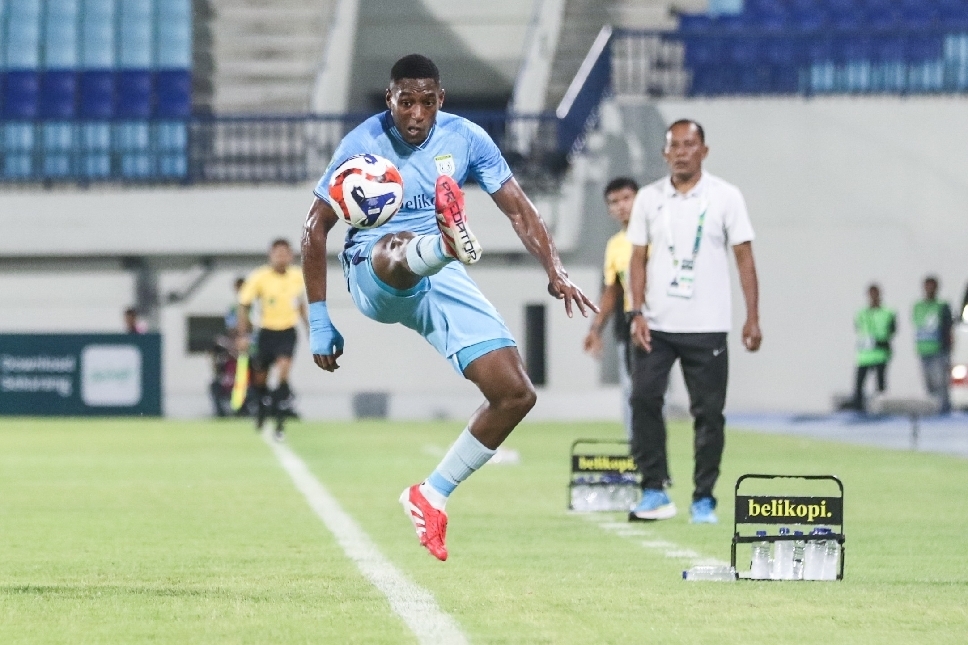 Jhon Mena bermain underperform saat Persela dipermalukan tamunya Kendal Tornado FC.