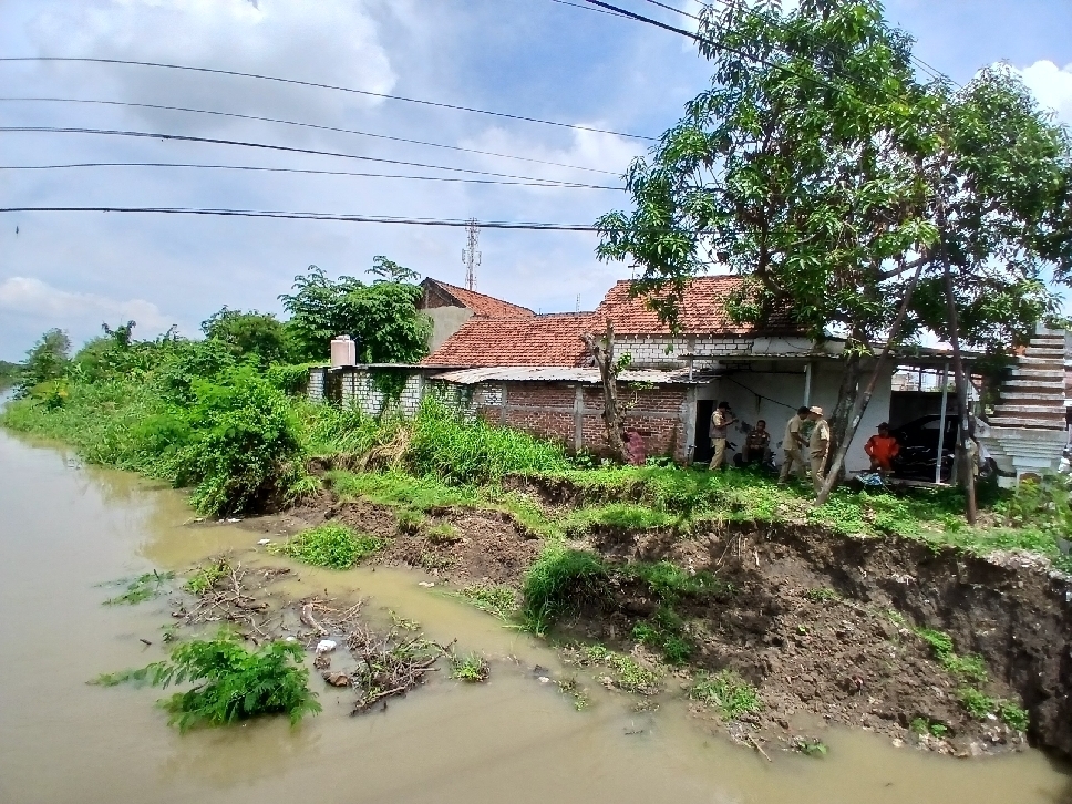 Sejumlah tanggul sungai juga dilaporkan tergerus arus kuat, salah satunya di sekitar jembatan perbatasan Desa Made dan Desa Tanjung, Kecamatan Lamongan.