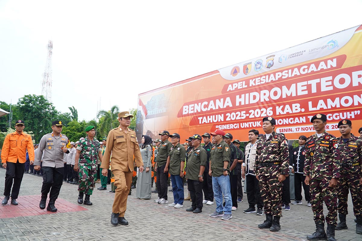 SIAPKAN MITIGASI BENCANA: Bupati Yes saat memimpin apel kesiapsiagaan bencana hidrometeorologi di Alun - Alun Lamongan kemarin (17/11).