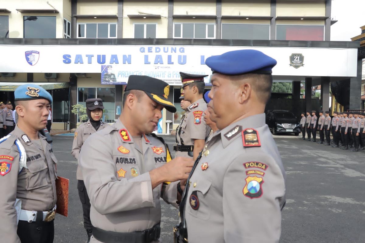 SERTIJAB: Kapolres Lamongan, AKBP Agus Dwi Suryanto, di acara serah terima jabatan dua kasat di halaman mapolres setempat. (GAMAL A/RDR.LMG)