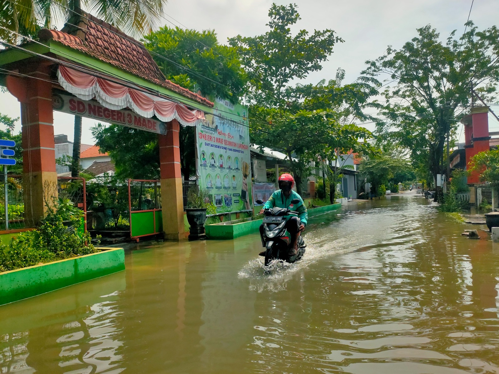 HARUS HATI-HATI: Ruas jalan pemukiman di Desa Made tergenang air akibat terimbas hujan deras selama dua hari dan luberan kali.
