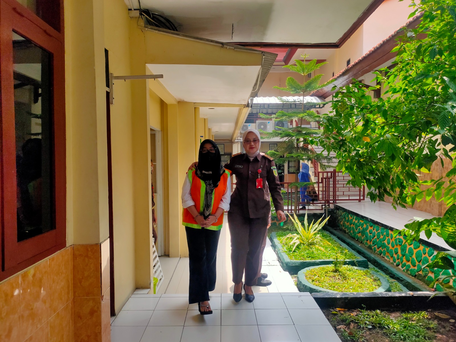 Terdakwa penipuan arisan bodong, Elda Nura Zilawati saat digelandang petugas menuju ke ruang sidang PN Lamongan.