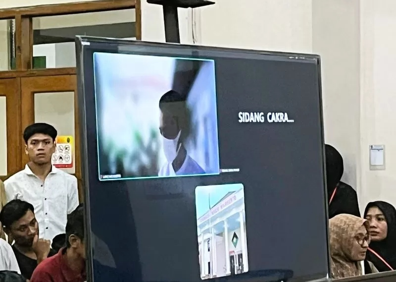 DARING: Prima Alif Eka Nur Adiat menjalani sidang secara online dari Lapas Kelas II-B Mojokerto karena sakit, kemarin (19/11). (martda/jprm)