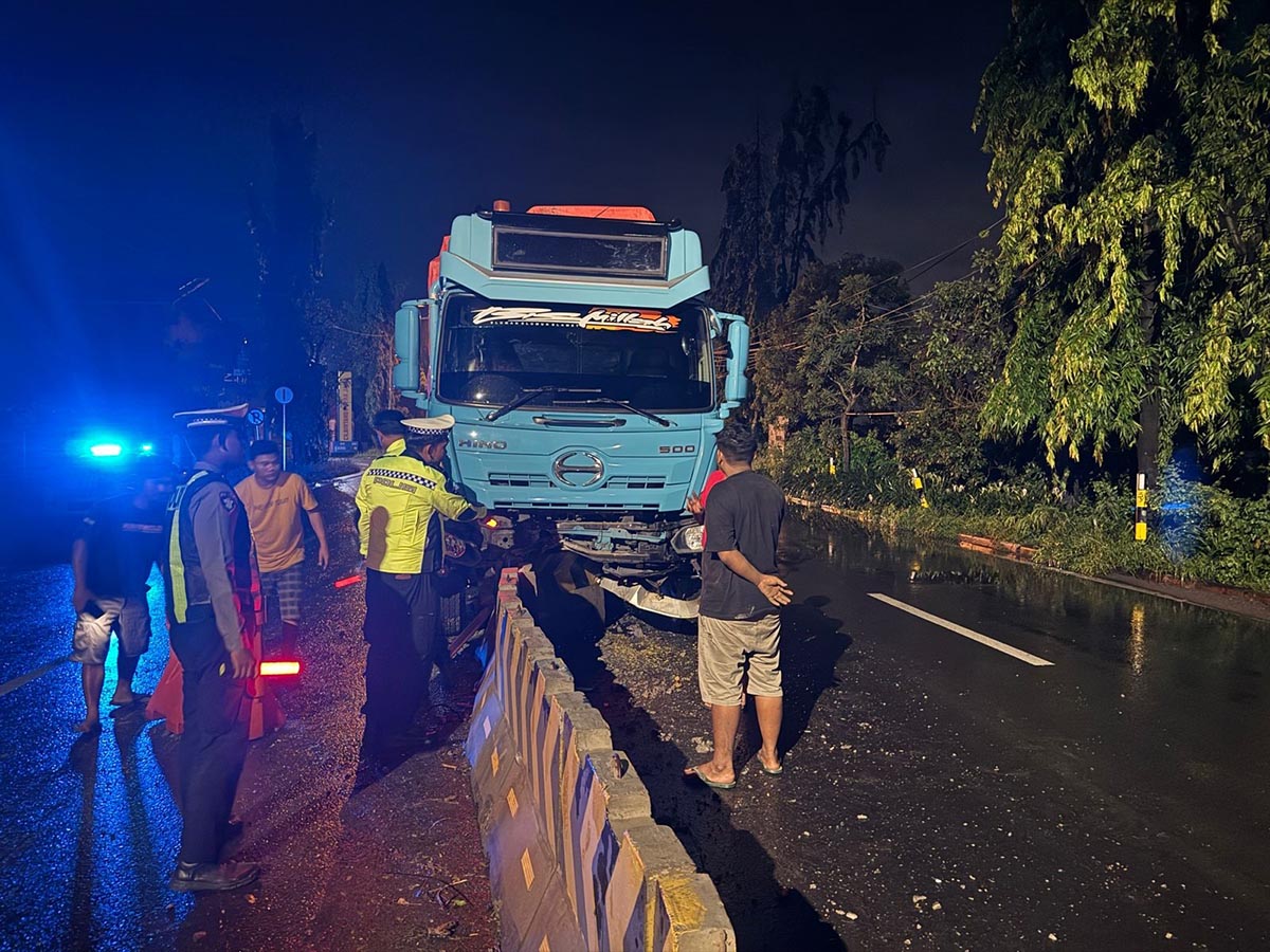 KECELAKAAN LAGI: Truk yang menabrak barrier beton di dekat jalan lingkar utara Lamongan sebelah barat. (GAMAL A/RDR.LMG)