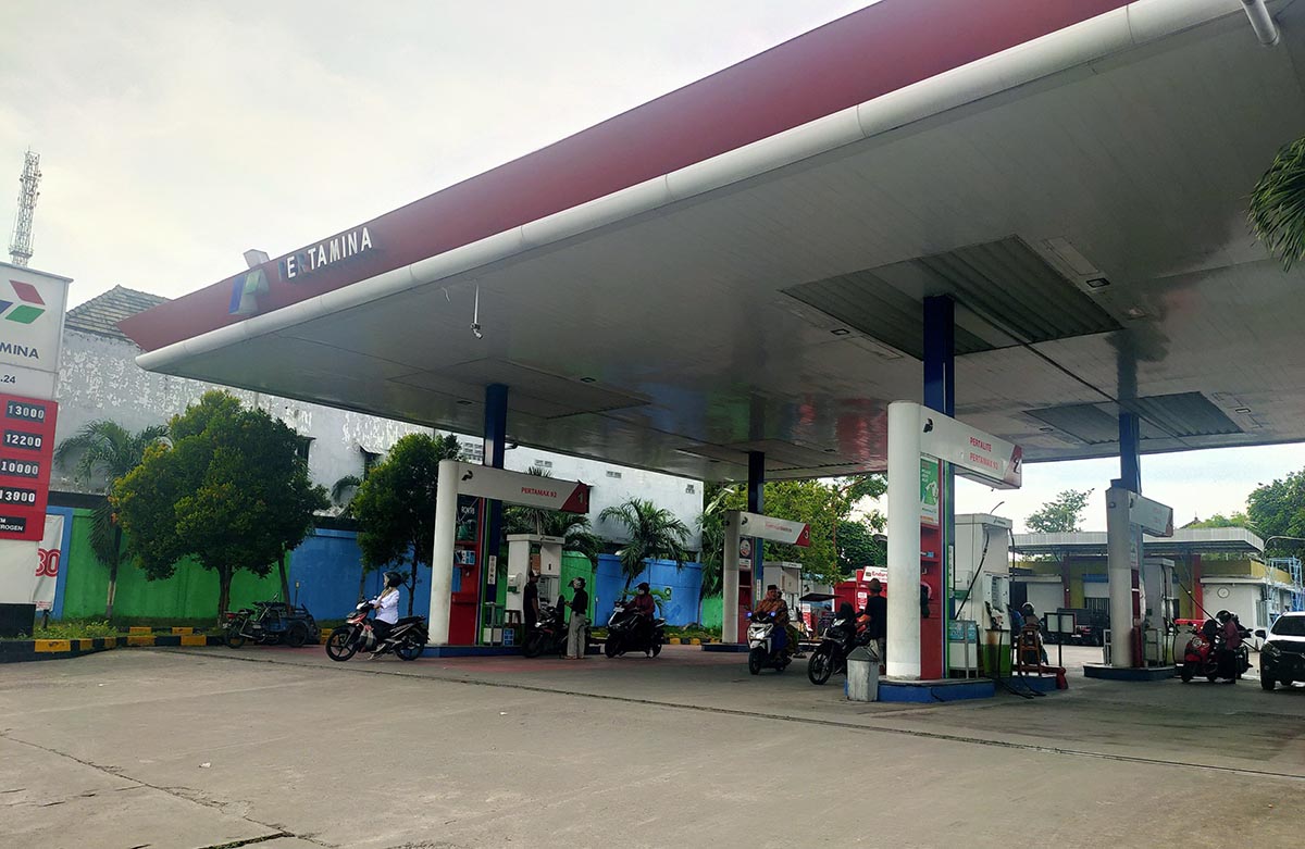 PERTALITE PALING DICARI: Para pengendara motor mengisi BBM di salah satu SPBU. (RIKA RATMAWATI/RDR.LMG)
