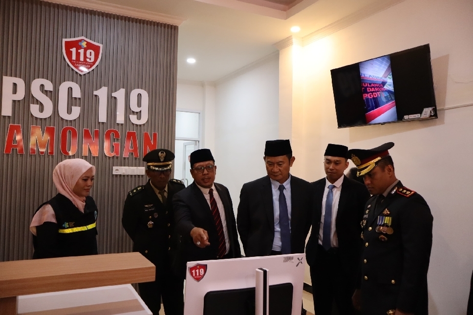 Bupati Yes bersama Wabup Dirham dan Jajaran Forkopimda Lamongan ketika peresmian PSC 119 didampingi Kepala Dinkes Lamongan dr. Chaidir Annas.