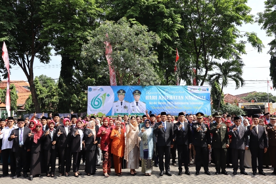 LAMONGAN SEHAT: Bupati Yes, Wabup Dirham, jajaran Forkopimda dan Kepala Dinkes dalam acara apel HKN Ke-61 kemarin (20/11).