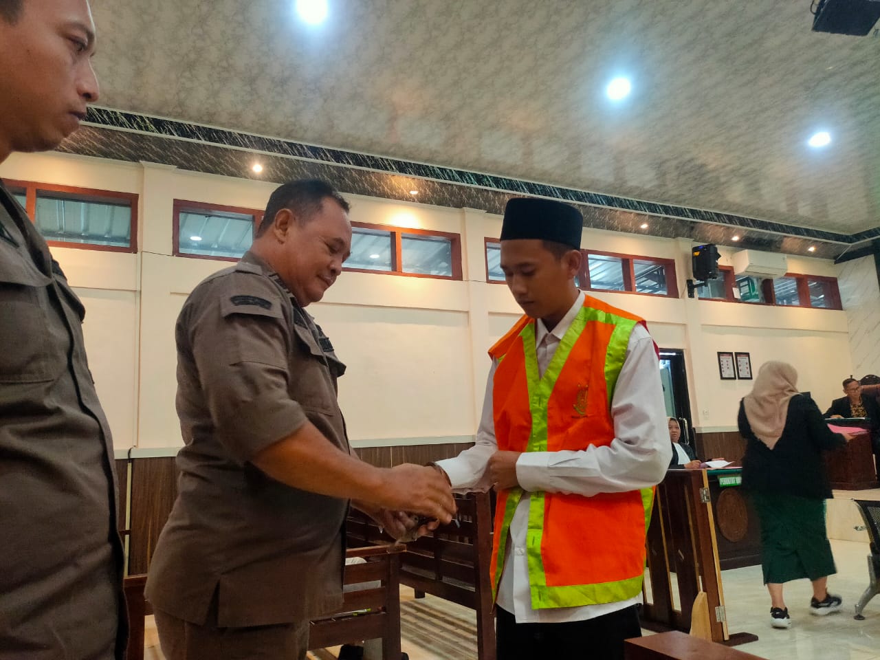 Terdakwa peredaran narkotika asal Desa Gajah, Kecamatan Baureno, Kabupaten Bojonegoro, Ihya&rsquo;ulummudin menjalani sidang di PN Lamongan.
