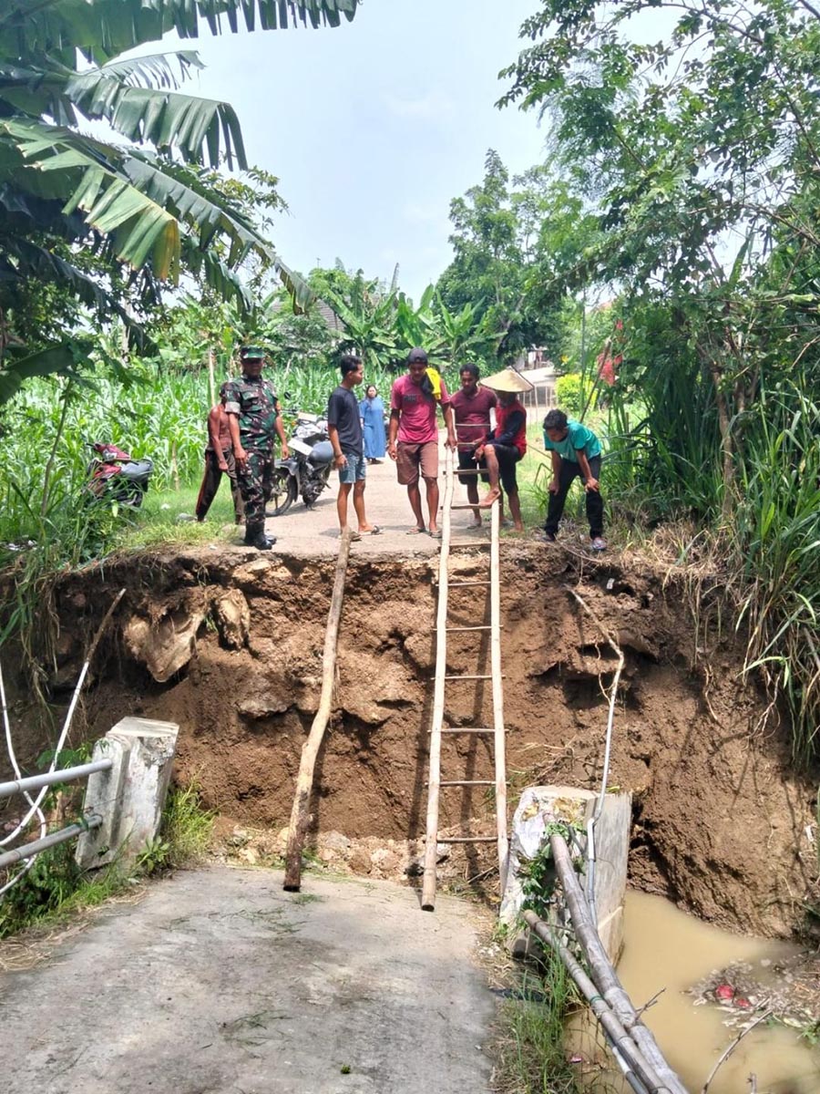 AMBLES: Kondisi jembatan di Desa Talunrejo, Kecamatan Bluluk. (IST/RDR.LMG)