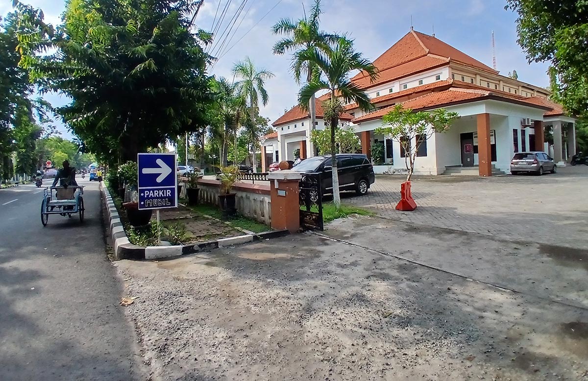 SEWA LAHAN: Halaman gedung Korpri Lamongan yang dijadikan lahan parkir pasien maupun pengunjung RSUD  dr Soegiri. (ANJAR DWI PRADIPTA/RDR.LMG)