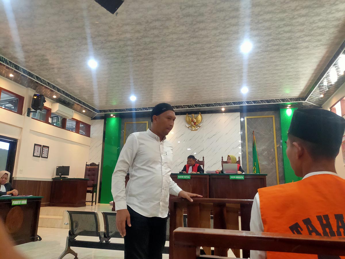 DIVONIS 2,5 TAHUN: Selamat Riyadi menjalani siding di Pengadilan Negeri Lamongan karena kasus penggelapan mobil. (IST/RDR.LMG)