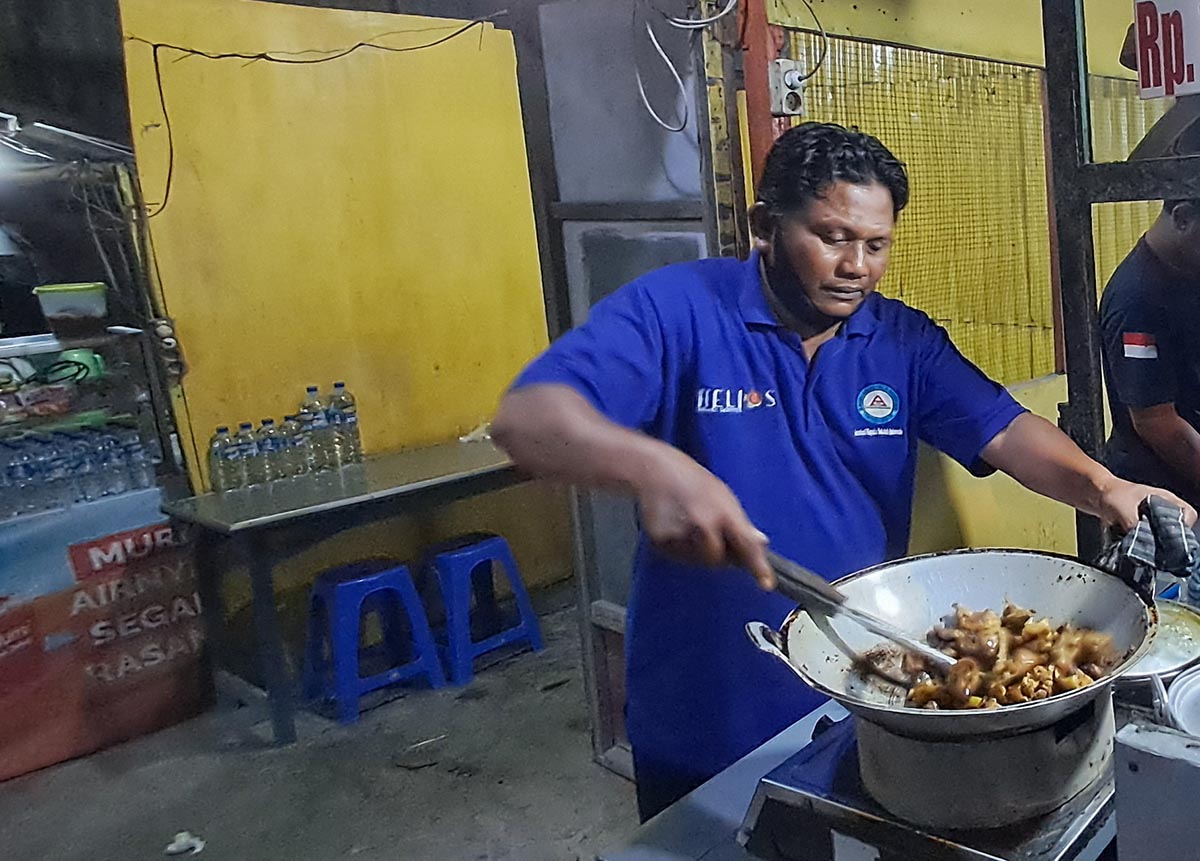 KULINER MALAM: Tongseng bebek milik Alianto di pinggir jalan raya Babat &ndash; Jombang. (GAMAL A/RDR.LMG)