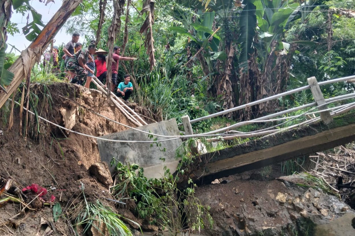 Jembatan di Dusun Godog, Desa Talunrejo, Kecamatan Bluluk Ambles.