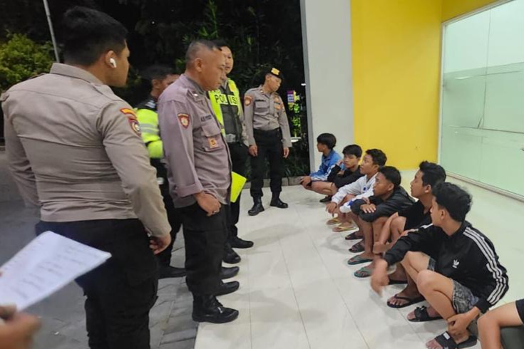 Petugas mengamankan beberapa remaja yang diduga hendak melakukan balap liar di jalan nasional Babat-Lamongan.