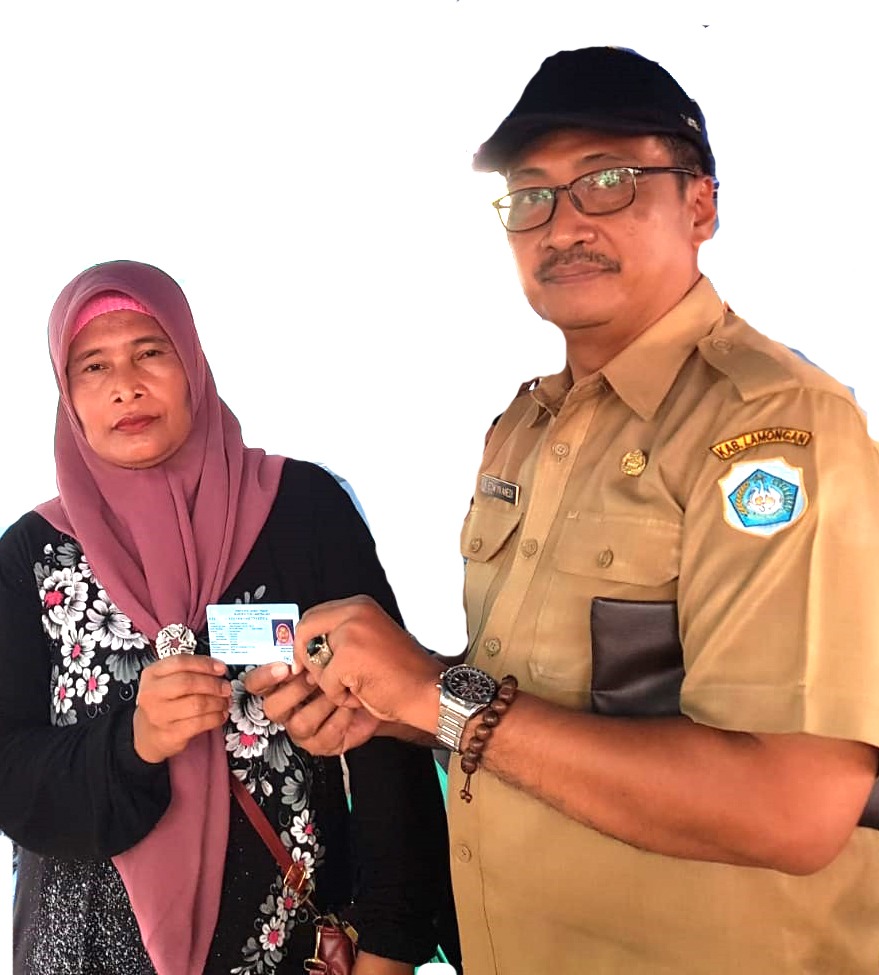 Kepala Dinas Dukcapil Lamongan Achmad Edwyn Anedi menyerahkan KTP el kepada salah satu warga sebagai bentuk pelayanan prima, karena seluruh penduduk berhak mendapatkan administrasi kependudukan.